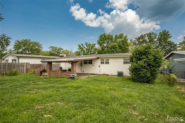 460 Versailles Drive, Florissant, MO 63031