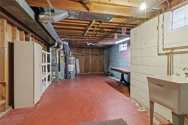 29 Amesbury Road, Henrietta, NY 14623