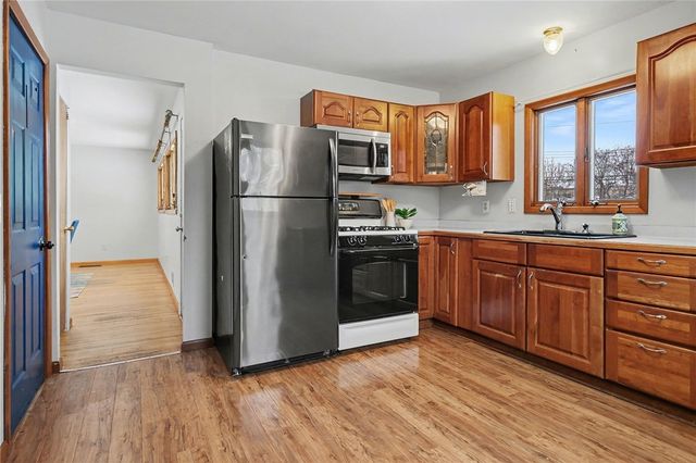 29 Amesbury Road, Henrietta, NY 14623