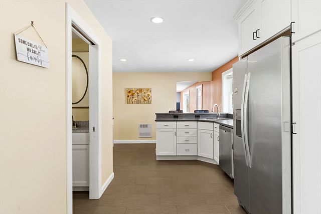 7 Saint Paul St, Fitchburg, MA 01420