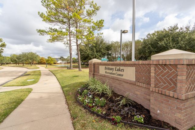 2225 Mangrove Bend Drive, League City, TX 77573