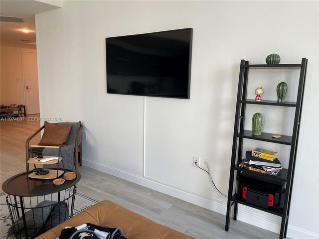 45 SW 9th St 1206, Miami, FL 33130