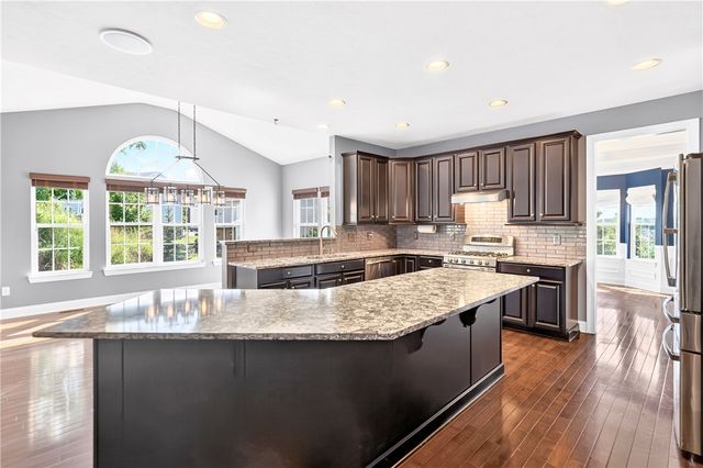 2084 Majestic Dr, North Strabane, PA 15317