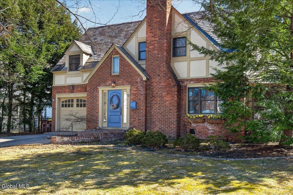 9 Luzerne Place, Queensbury, NY 12804