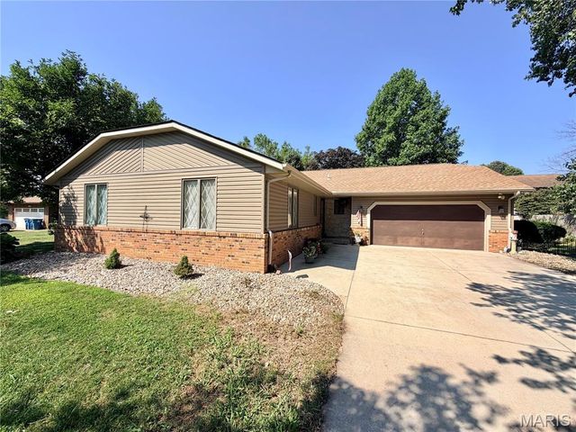 205 Woodridge Drive, Swansea, IL 62226