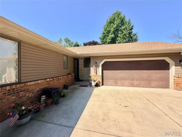 205 Woodridge Drive, Swansea, IL 62226