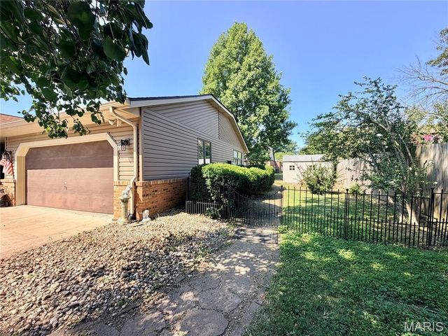 205 Woodridge Drive, Swansea, IL 62226