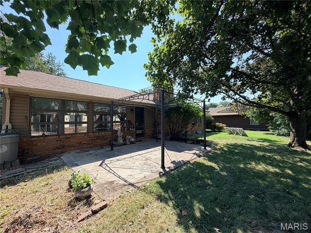205 Woodridge Drive, Swansea, IL 62226