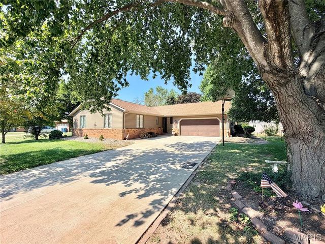 205 Woodridge Drive, Swansea, IL 62226