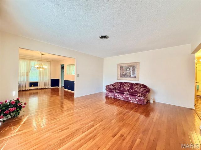 205 Woodridge Drive, Swansea, IL 62226
