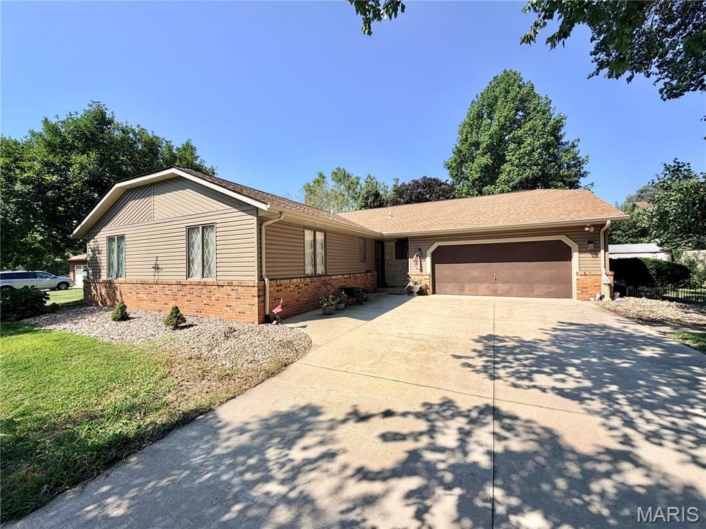 205 Woodridge Drive, Swansea, IL 62226