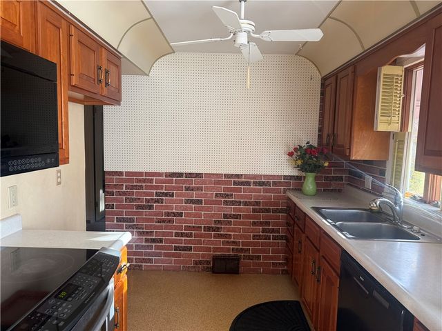 432 Violet Dr, Lower Burrell, PA 15068