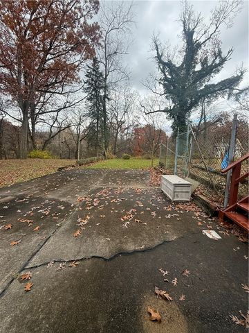 432 Violet Dr, Lower Burrell, PA 15068