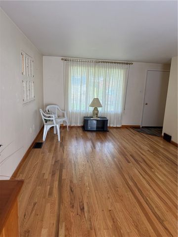 432 Violet Dr, Lower Burrell, PA 15068