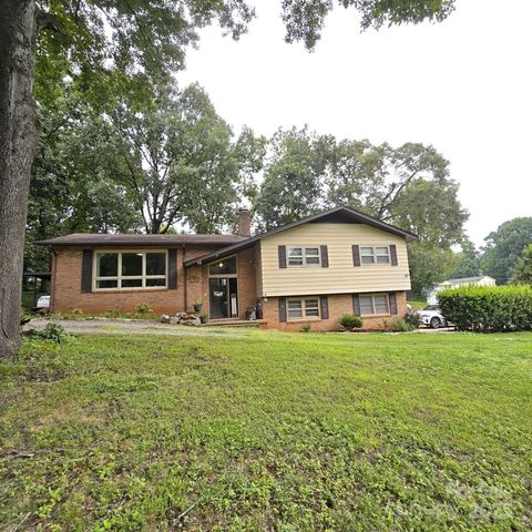 135 42nd Avenue Circle NE, Hickory, NC 28601