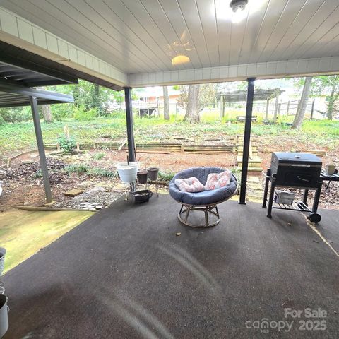 135 42nd Avenue Circle NE, Hickory, NC 28601