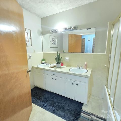 135 42nd Avenue Circle NE, Hickory, NC 28601