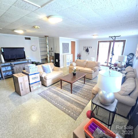 135 42nd Avenue Circle NE, Hickory, NC 28601