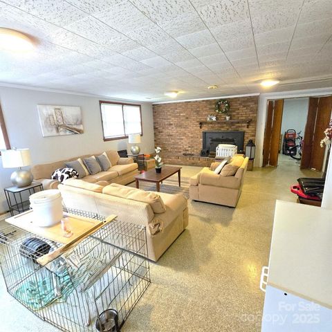 135 42nd Avenue Circle NE, Hickory, NC 28601
