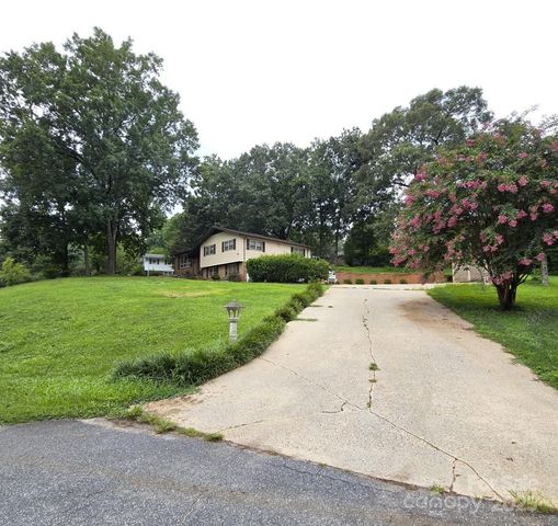 135 42nd Avenue Circle NE, Hickory, NC 28601
