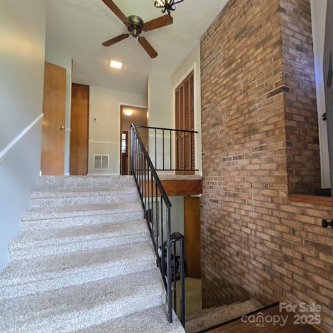 135 42nd Avenue Circle NE, Hickory, NC 28601