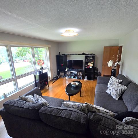 135 42nd Avenue Circle NE, Hickory, NC 28601