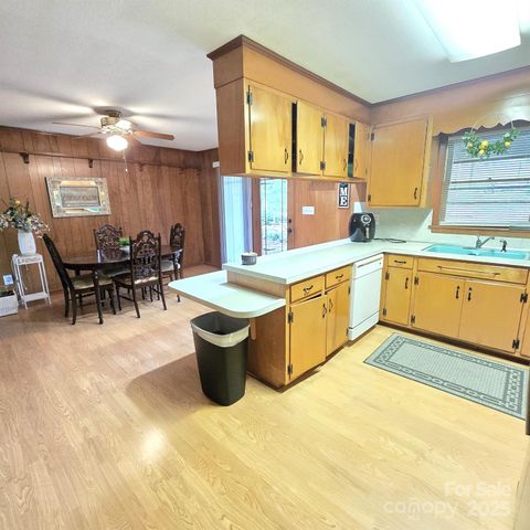 135 42nd Avenue Circle NE, Hickory, NC 28601