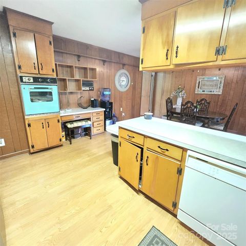 135 42nd Avenue Circle NE, Hickory, NC 28601