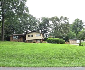135 42nd Avenue Circle NE, Hickory, NC 28601
