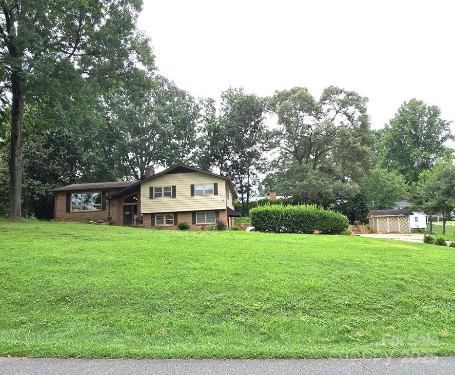 135 42nd Avenue Circle NE, Hickory, NC 28601