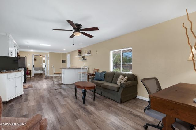 1924 W Desert Broom Lane, Tucson, AZ 85705