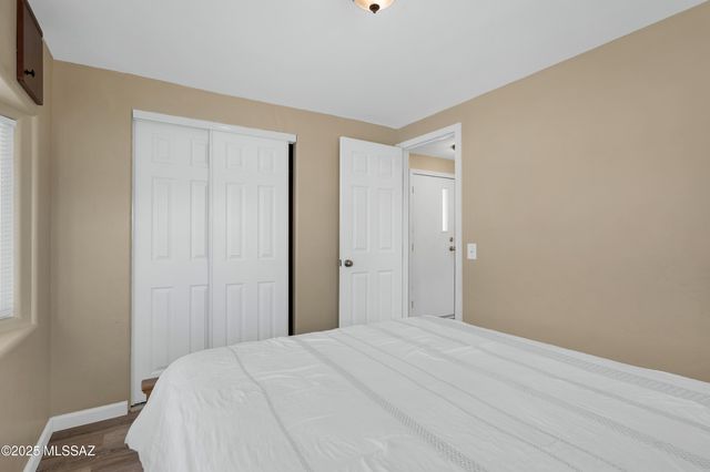 1924 W Desert Broom Lane, Tucson, AZ 85705