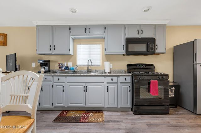 1924 W Desert Broom Lane, Tucson, AZ 85705