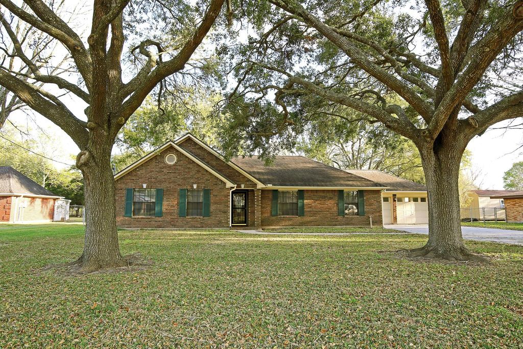 12002 10th Street, Santa Fe, TX 77510