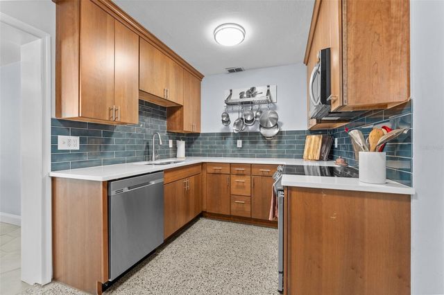 3910 W VASCONIA STREET, Tampa, FL 33629