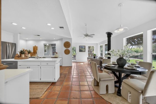 35692 Acadia Ln, Davis, CA 95616