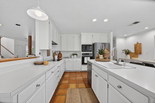 35692 Acadia Ln, Davis, CA 95616