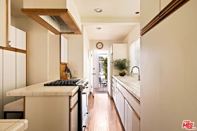 827 Yale Street, Santa Monica, CA 90403