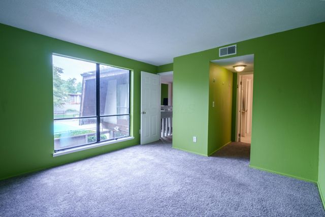 5475 Worthington Forest Place, Columbus, OH 43229