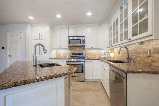 8609 W 89th Street, Overland Park, KS 66212