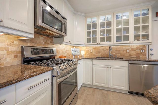 8609 W 89th Street, Overland Park, KS 66212