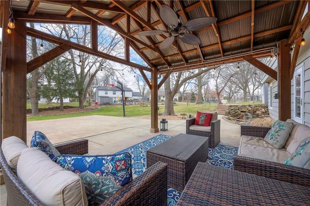 8609 W 89th Street, Overland Park, KS 66212