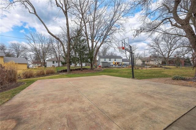 8609 W 89th Street, Overland Park, KS 66212