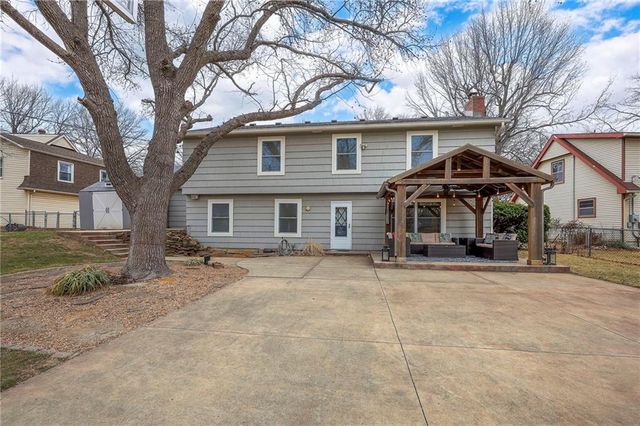 8609 W 89th Street, Overland Park, KS 66212