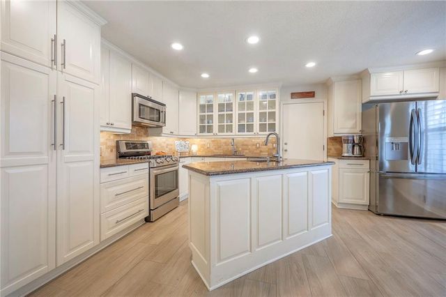 8609 W 89th Street, Overland Park, KS 66212