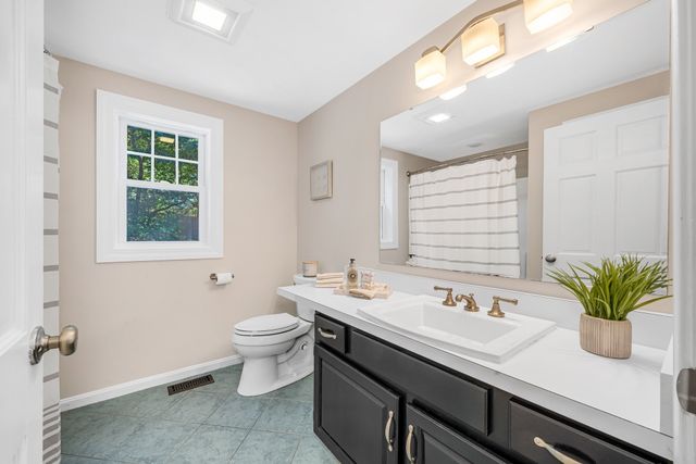 2 Hunter Dr, Newburyport, MA 01950