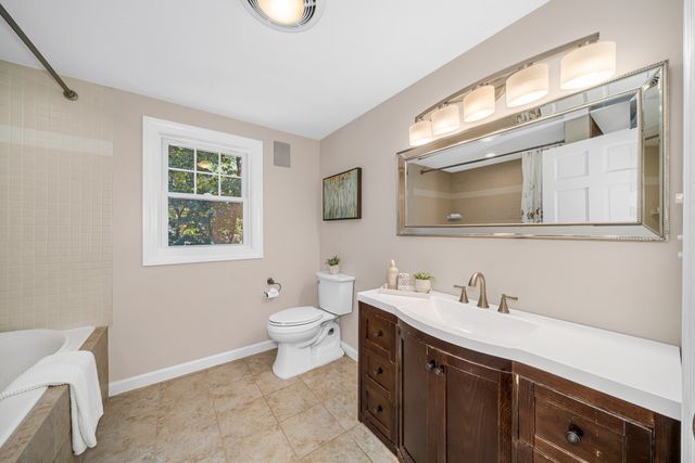 2 Hunter Dr, Newburyport, MA 01950