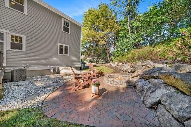 2 Hunter Dr, Newburyport, MA 01950
