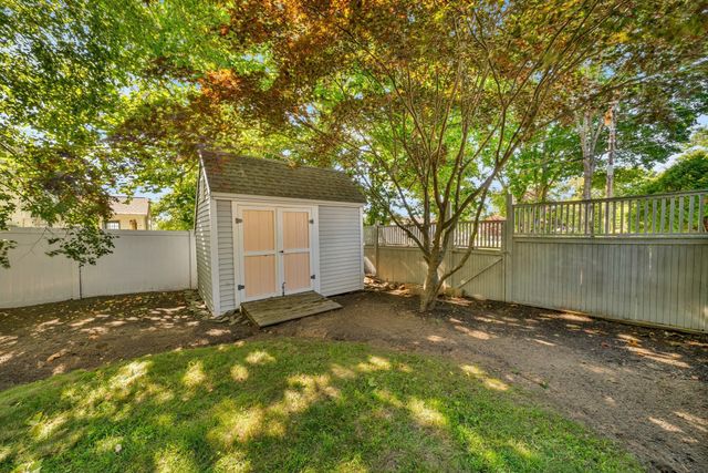 2 Hunter Dr, Newburyport, MA 01950
