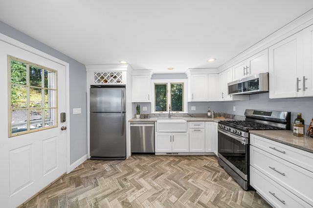 2 Hunter Dr, Newburyport, MA 01950